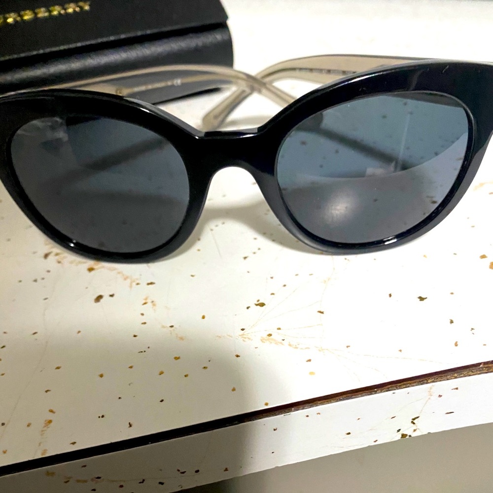 AUTHENTIC BURBERRY cat eye sunglasses w/ Check
